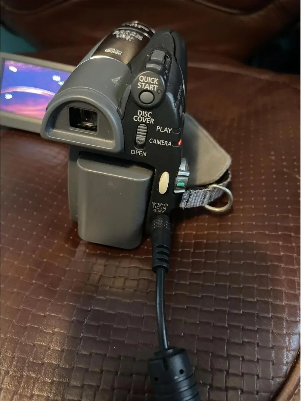 Canon DC320 DVD/SD Card Camcorder, Battery, Charger, (11)